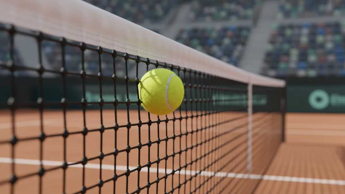 Una pelota de tenis contra la red en la pista del US Open.